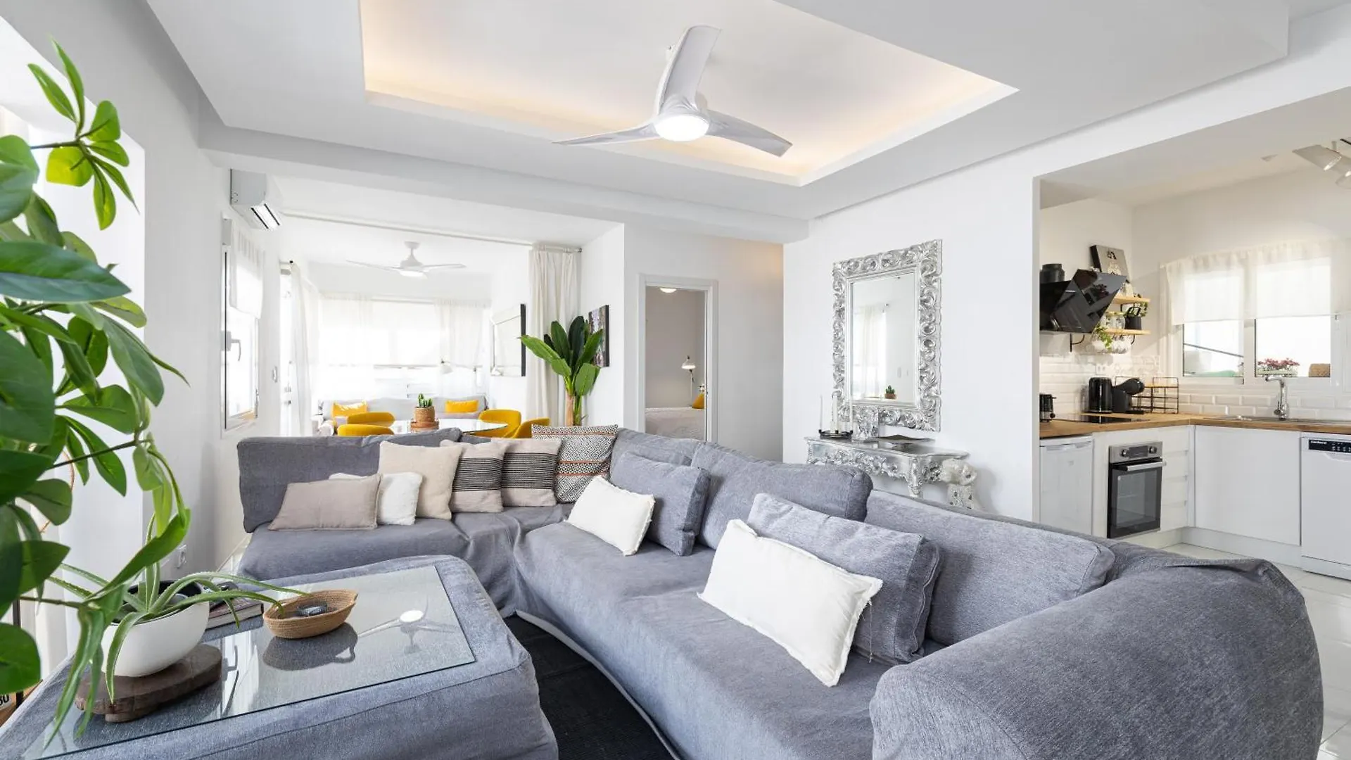 Las Flores Marbella Centro By Aora Stay contacts